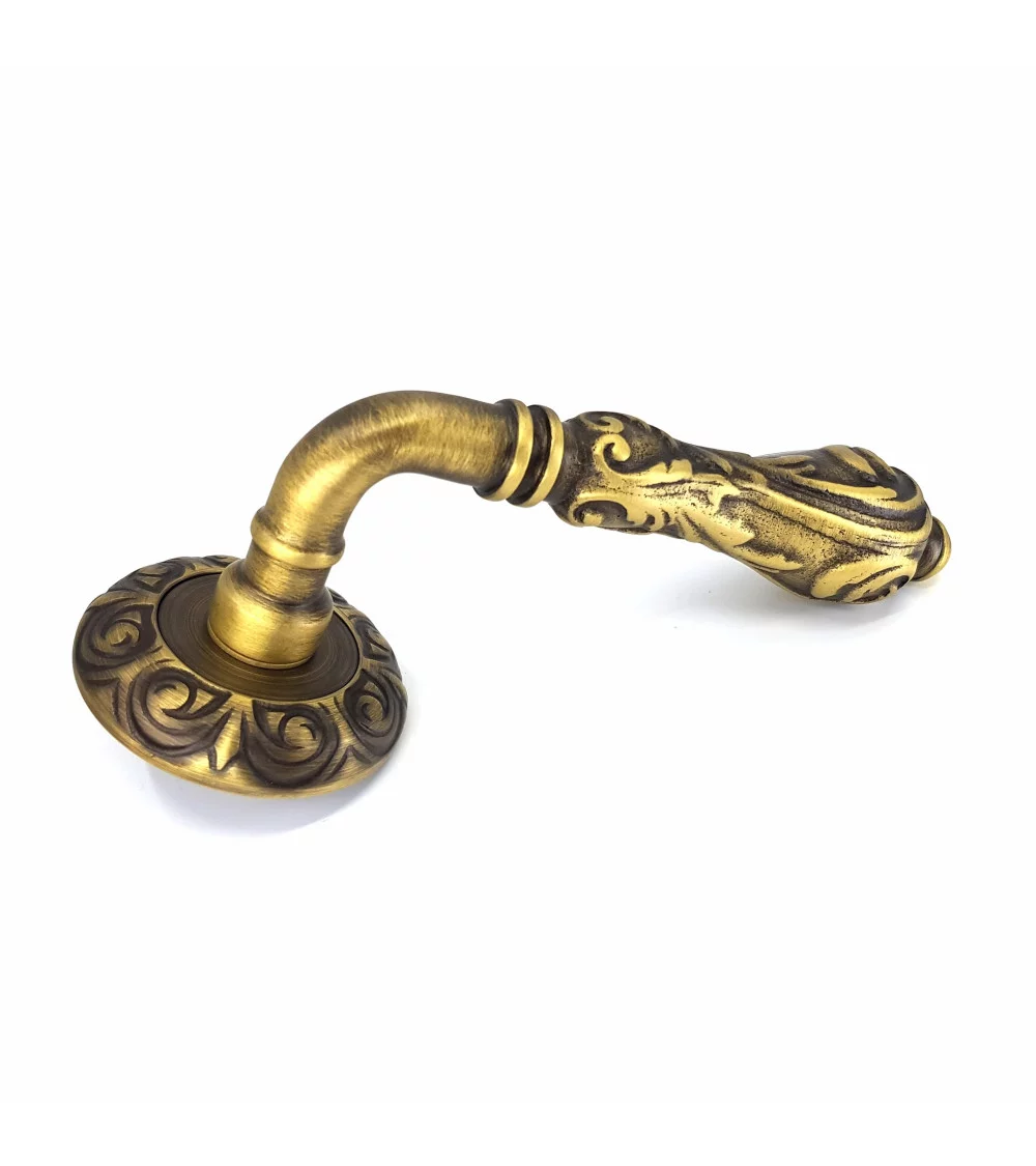 poignée de porte intérieure au style antique avec sa rosace de WC assortie en finition bronze vieilli